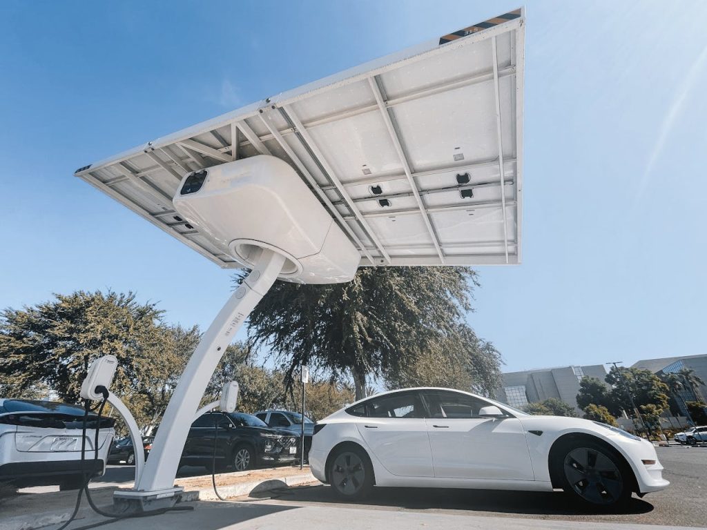 Opladen bij een Tesla Supercharger